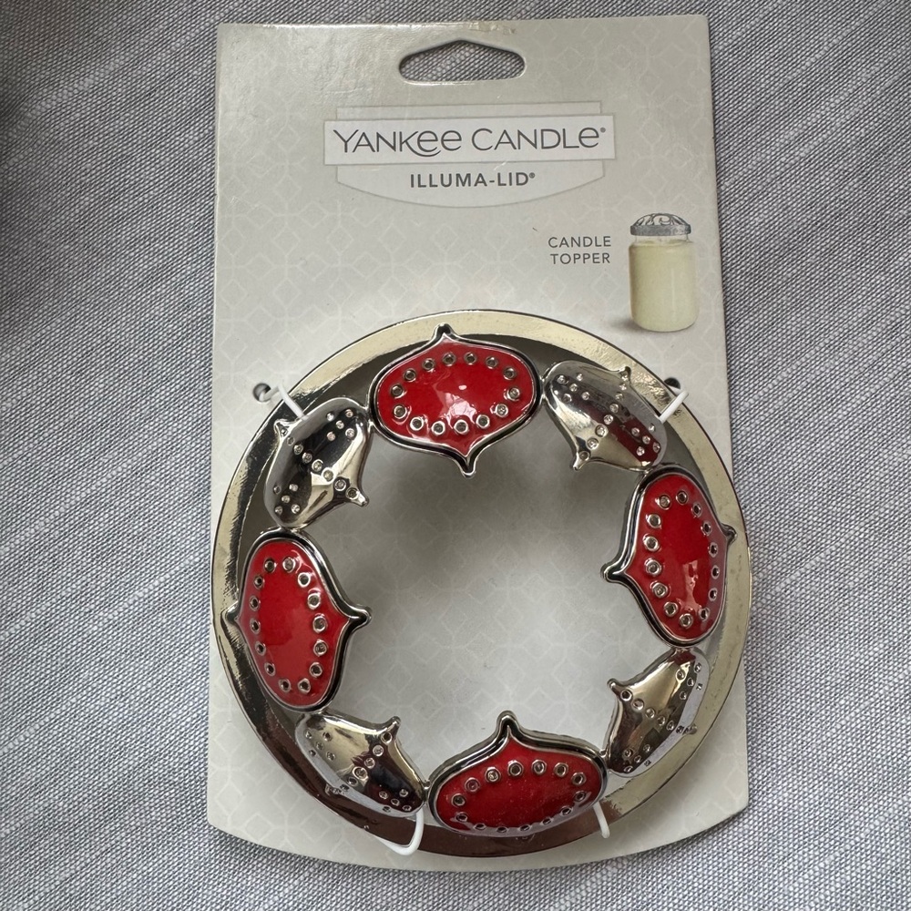 Yankee Candle Illuma-Lid with Red and Silver Design